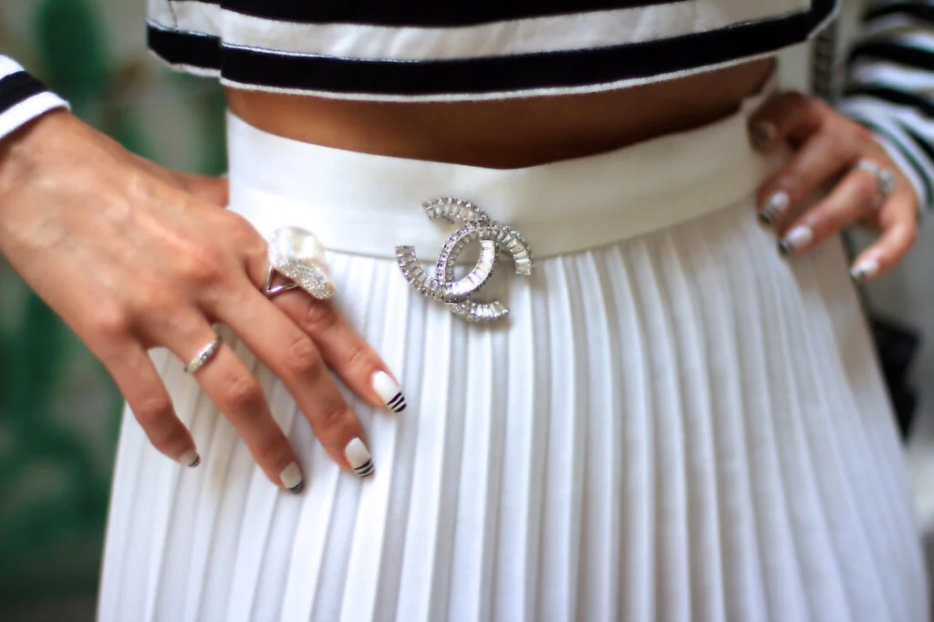 Vanessa-Santos-La-Vida-Glamour-Chanel-Brooch-Nails.jpg
