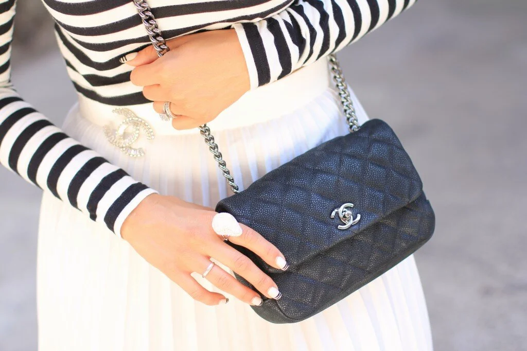 Vanessa-Santos-La-Vida-Glamour-Chanel-Brooch-Chanel-Bag-Black-and-White.jpg