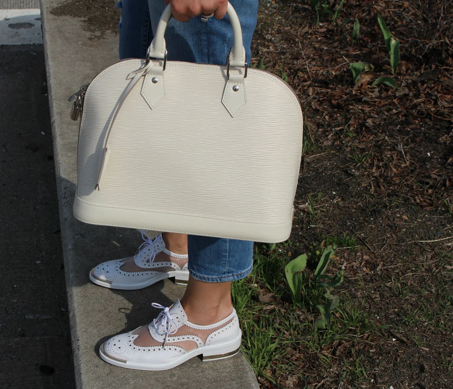 Vanessa-Santos-La-Vida-Glamour-LouisVuitton-Epi-Leather-Bag.jpg